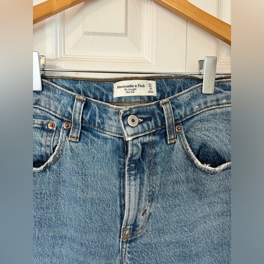 A&F Mid Rise Straight Jeans NEVER WORN - Picture 8 of 11